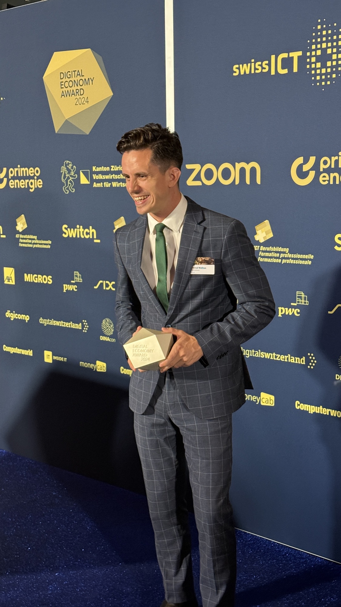 Nimrod Malinas receiving the Swiss Digital Economy Award 2024